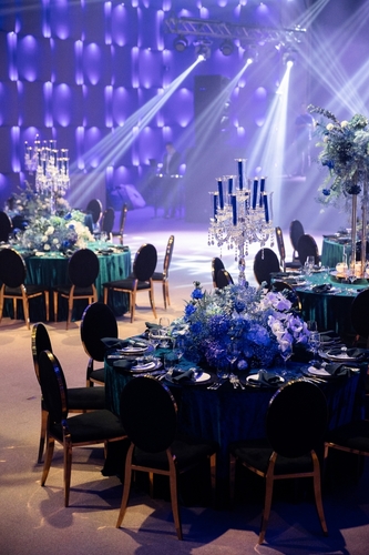 Event,Decor,With,Chic,Table,Setting,With,Blue,Tablecloths,And